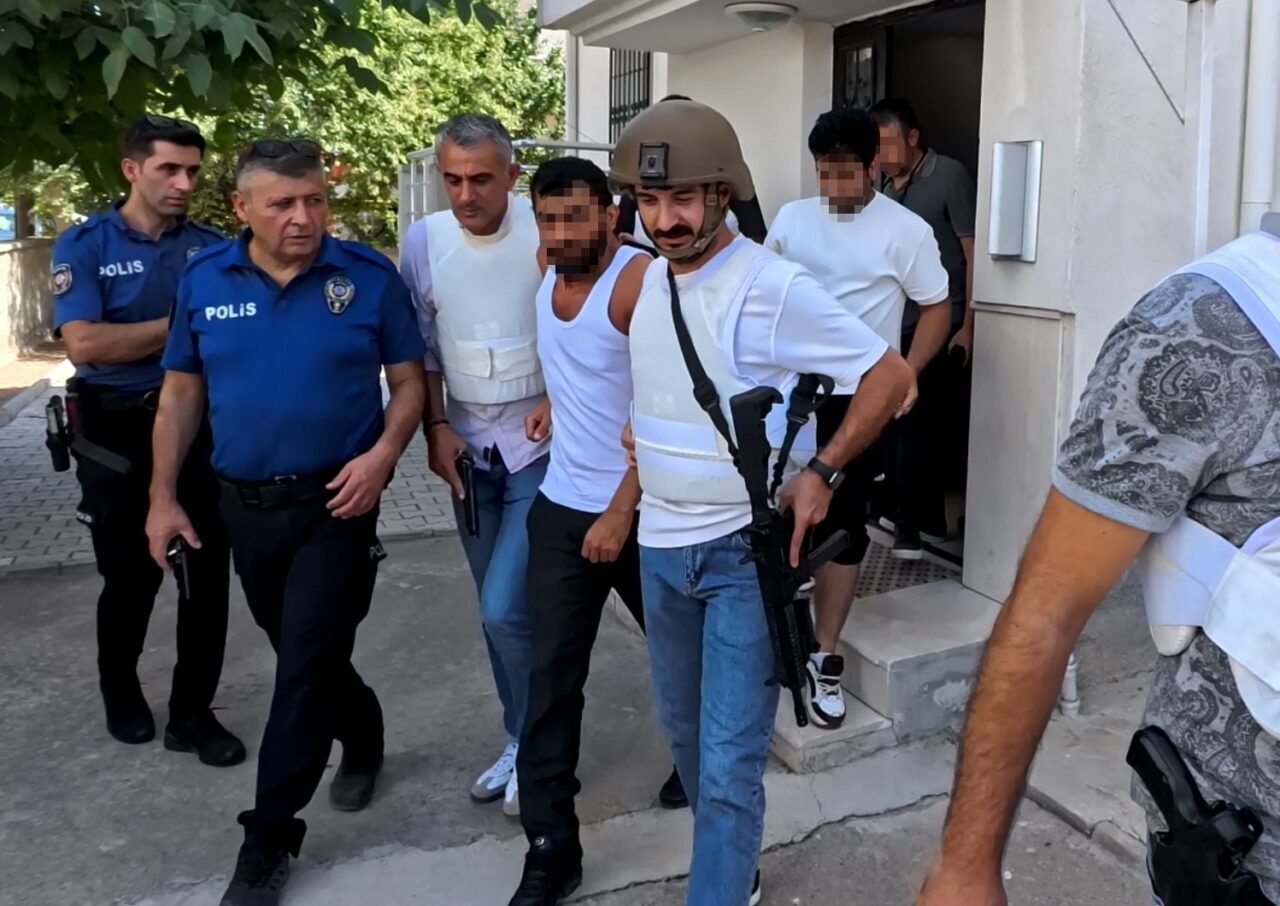 Aksaray’da elindeki tüfekle yarı çıplak şekilde sokakta gezerek havaya ateş