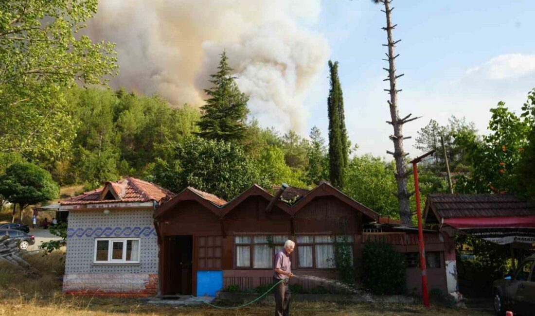 Kastamonu’nun Araç ilçesinde çıkan orman yangını mahallenin yanına kadar yaklaştı.