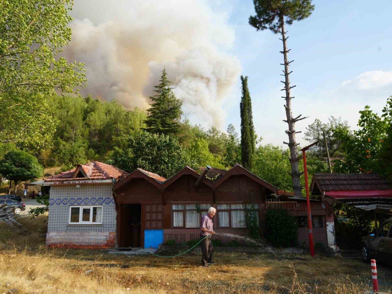 Kastamonu’nun Araç ilçesinde çıkan orman yangını mahallenin yanına kadar yaklaştı.