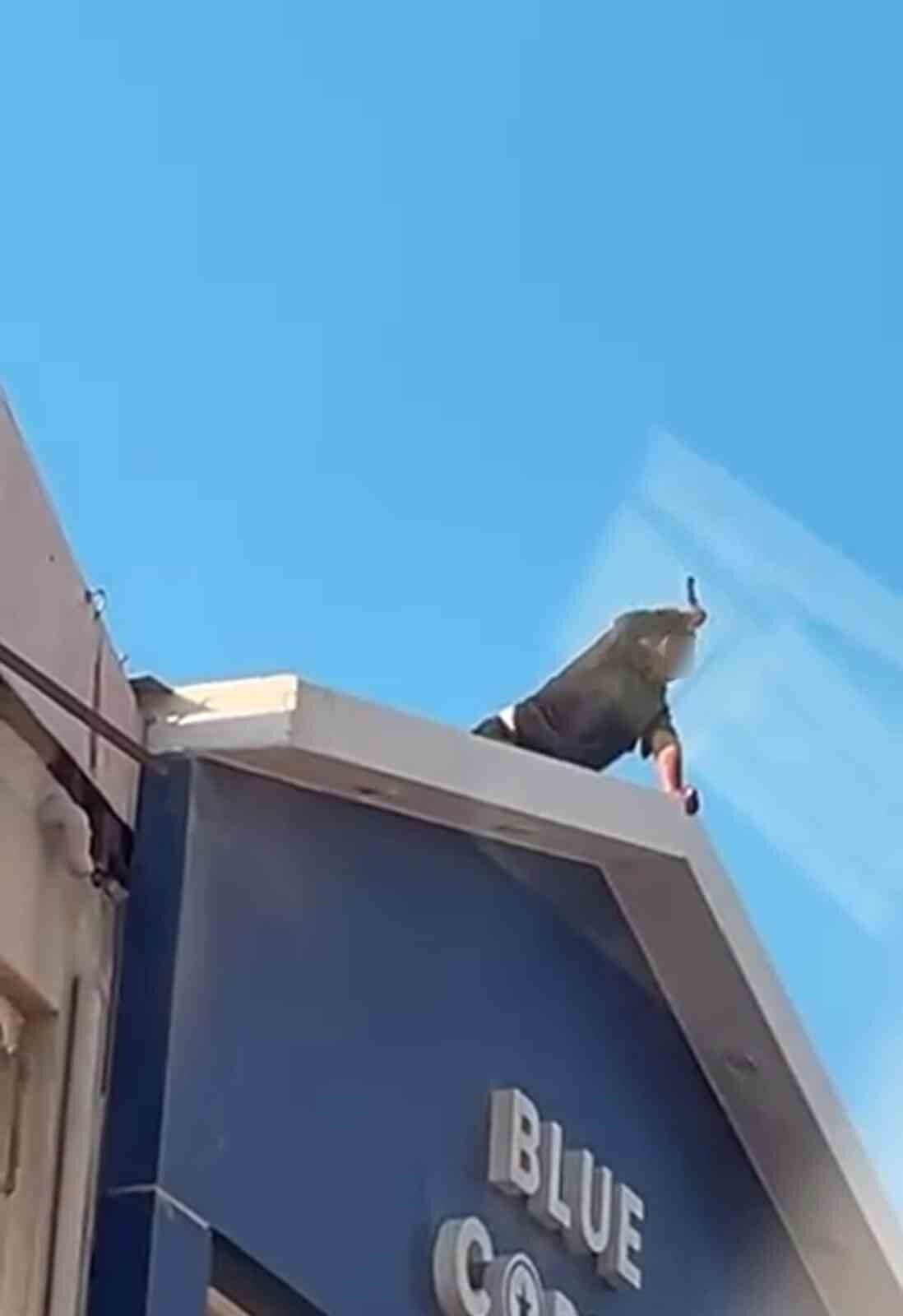 Hatay’da 2 katlı bir iş yerinin çatısına çıkarak kendine zarar