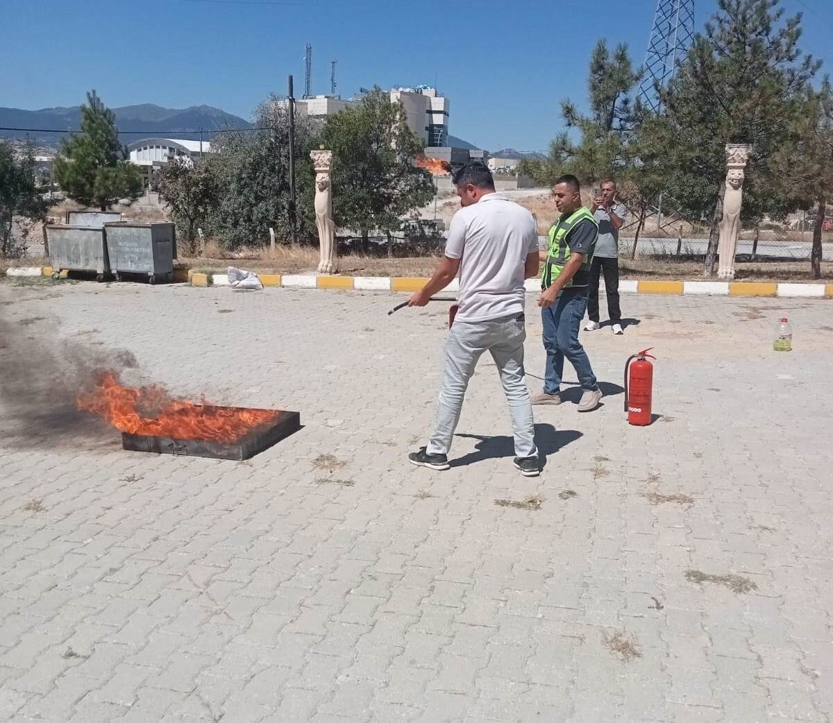 Kütahya Dumlupınar Üniversitesi (DPÜ) Emet Meslek Yüksekokulunda yangın tatbikatı gerçekleştirildi.