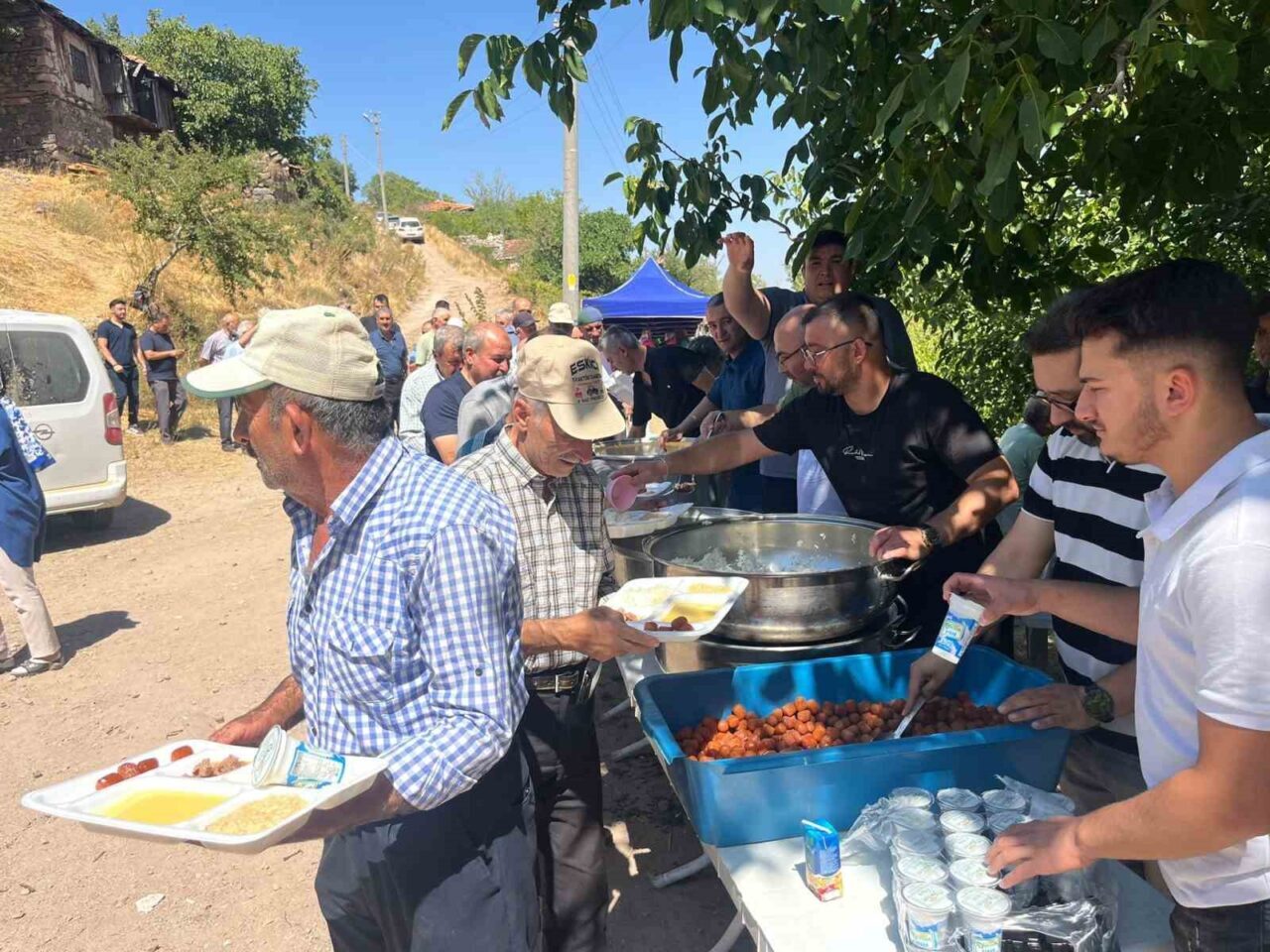 Kütahya’nın Emet ilçesi Günlüce Köyü’nde asırlık hayır yemeği etkinliği ile