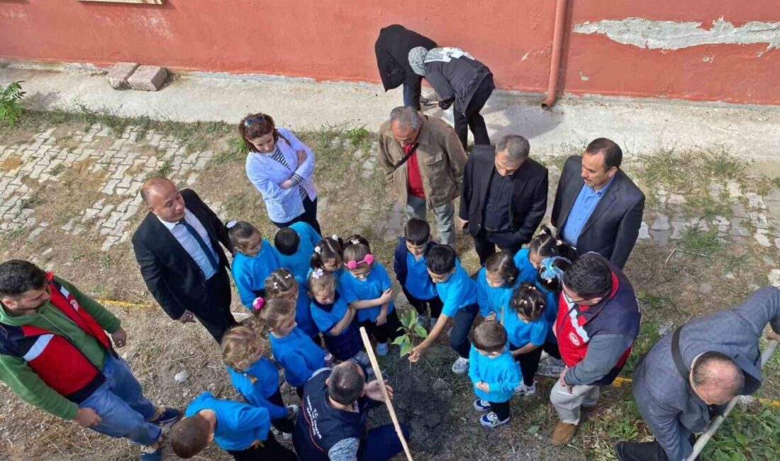 Kütahya’nın Emet ilçesinde “Meyve veren fidanlar, mutlu çocuklar” isimli etkinlik