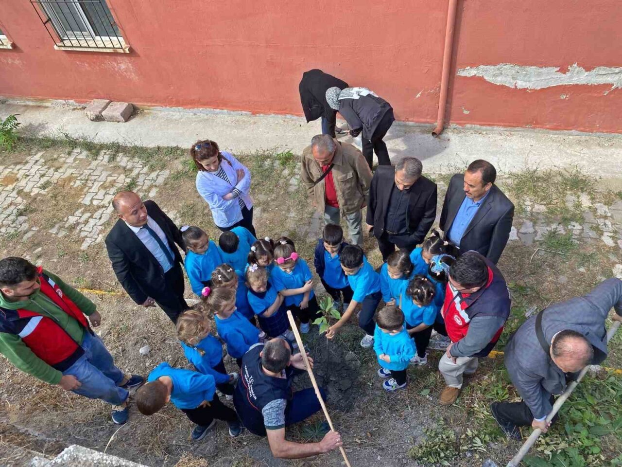 Kütahya’nın Emet ilçesinde “Meyve veren fidanlar, mutlu çocuklar” isimli etkinlik