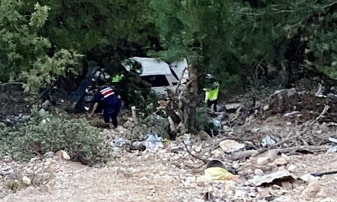 Kütahya’nın Emet ilçesine bağlı Umutlu köyünde bir otomobilin uçuruma yuvarlanması