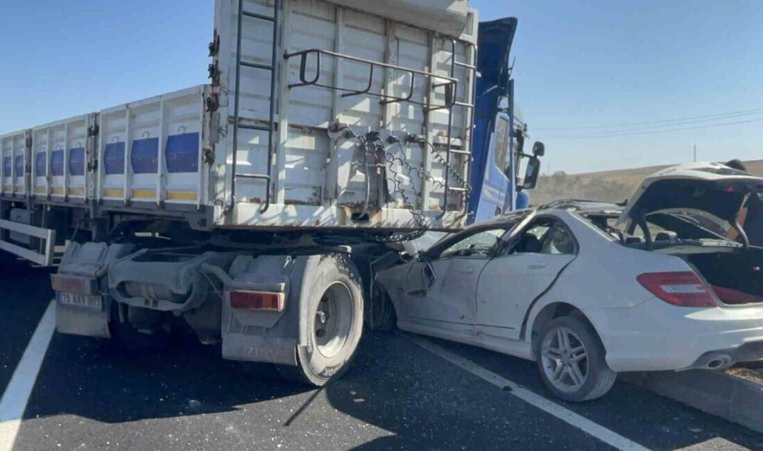 Tekirdağ Çorlu’da sürücüsünün direksiyon hakimiyetini kaybettiği tır, otomobil ile çarpıştı.