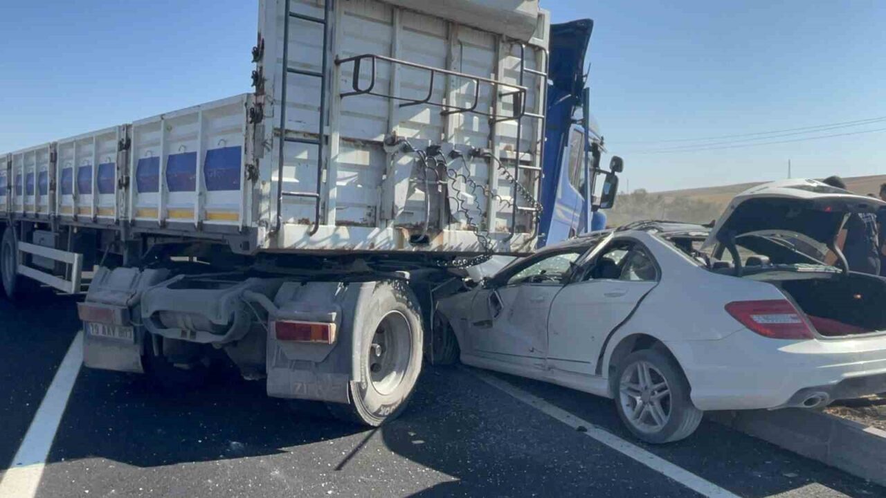 Tekirdağ Çorlu’da sürücüsünün direksiyon hakimiyetini kaybettiği tır, otomobil ile çarpıştı.