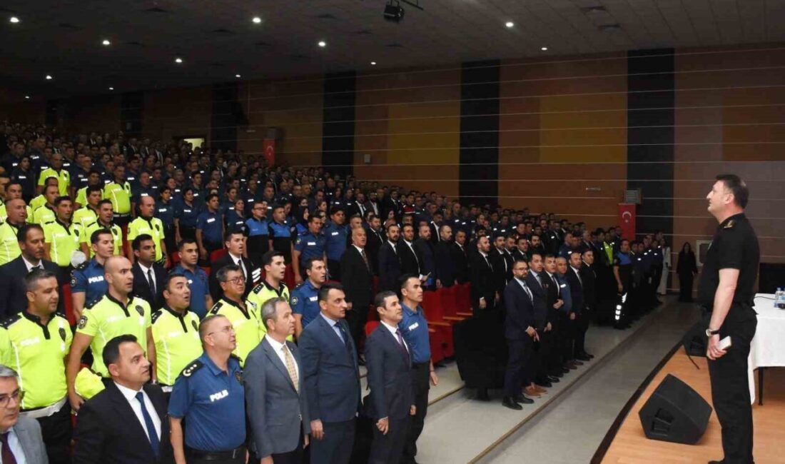 Erzincan İl Emniyet Müdürü Zafer Baybaba, birim amirleri ve personellerin