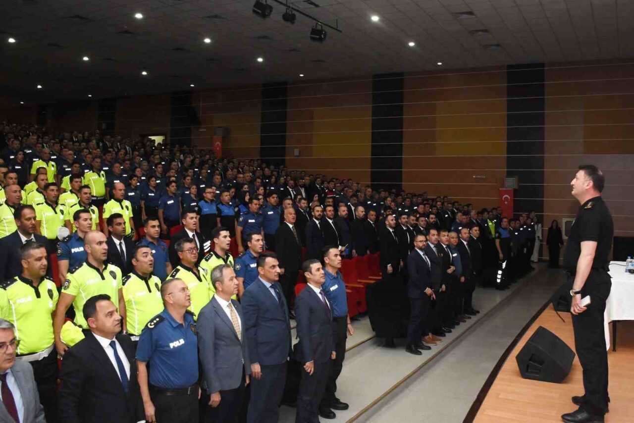 Erzincan İl Emniyet Müdürü Zafer Baybaba, birim amirleri ve personellerin