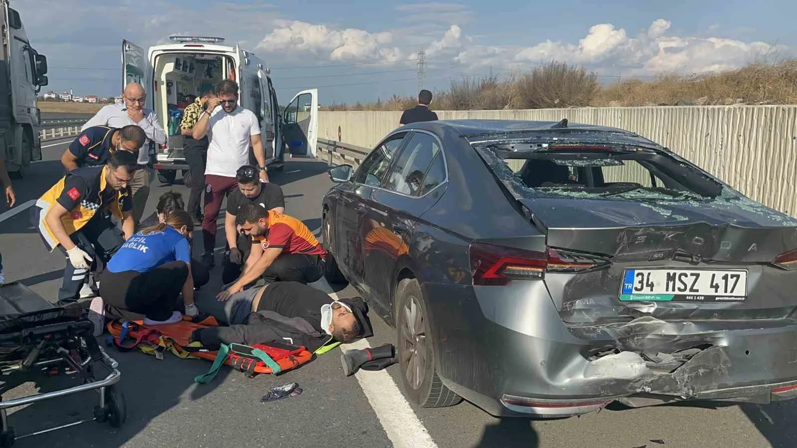 Tekirdağ’ın Ergene ilçesinde emniyet şeridinde duraklayan otomobile motosiklet çarptı. Kazada