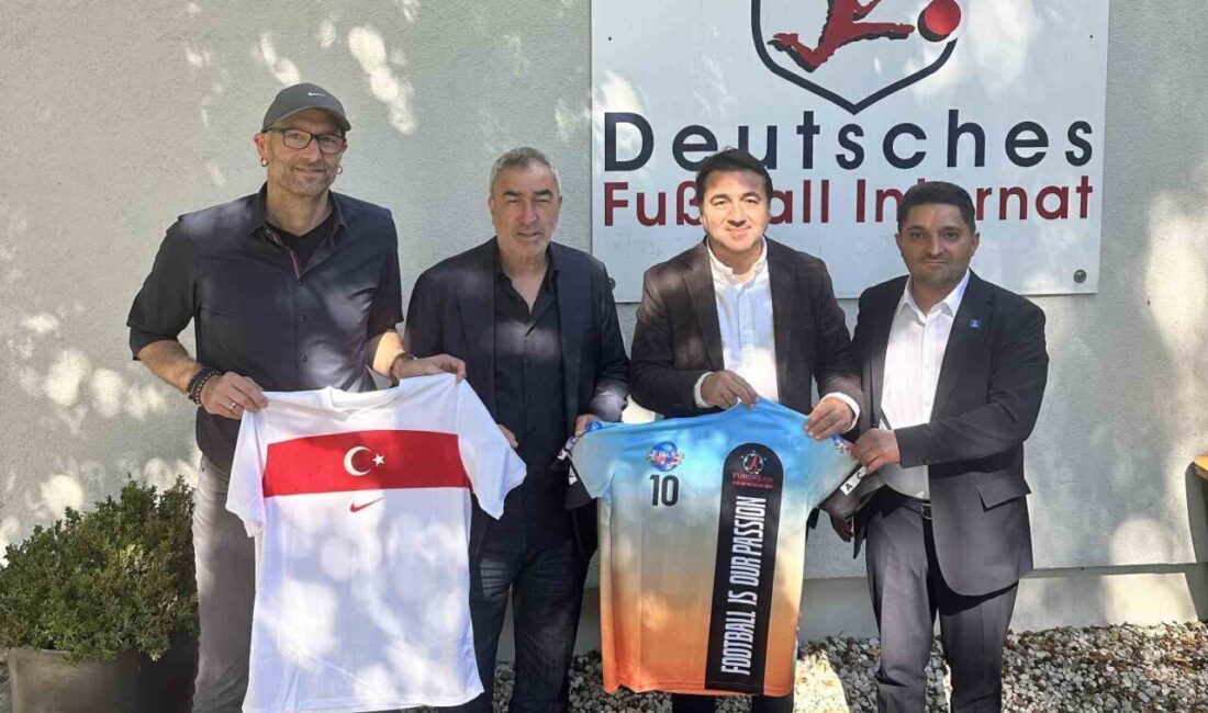 Türkiye Futbol Federasyonu (TFF) Futbol Gelişim Direktörü Emrah Bayraktar ve