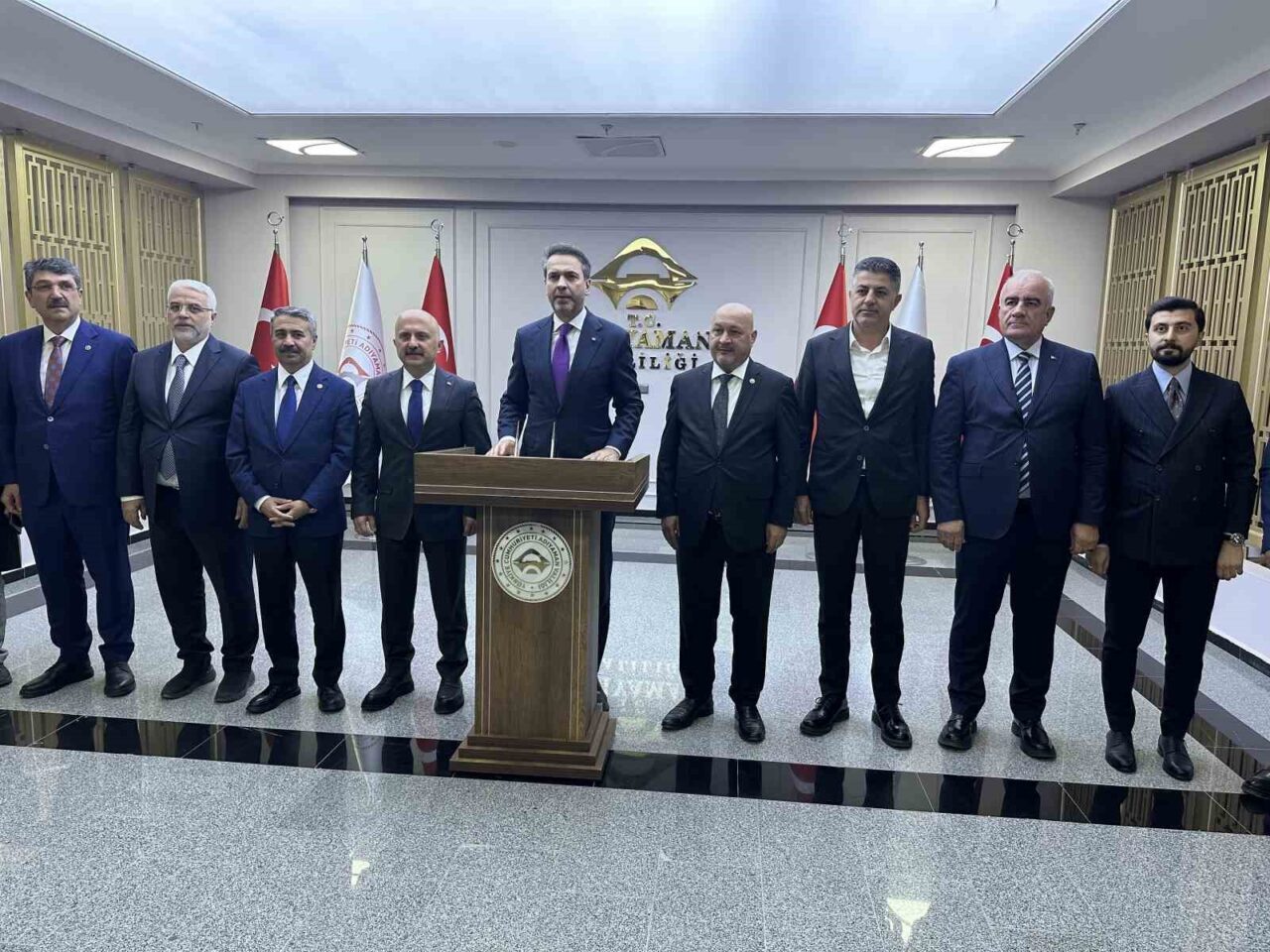 Enerji ve Tabii Kaynaklar Bakanı Alparslan Bayraktar, bir dizi temasta