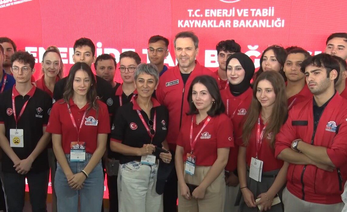 Enerji ve Tabii Kaynaklar Bakanı Alparslan Bayraktar, TEKNOFEST’te Bakanlığın standını