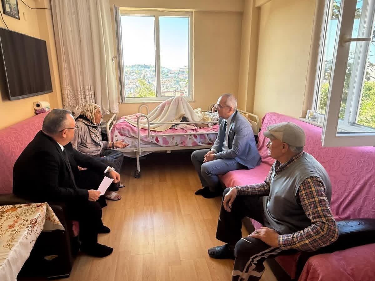 Düzce’nin Akçakoca ilçesinde kendisi de hasta olmasına rağmen 97 yaşındaki