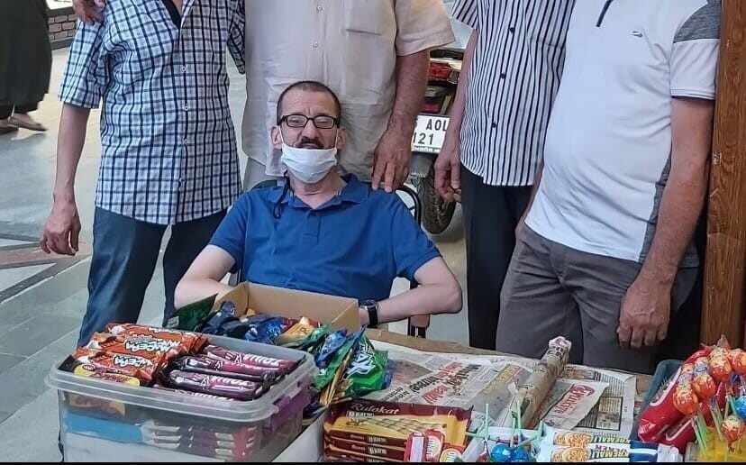 İnegöl’deki kuyumcular çarşısında seyyar satıcılık yaparak geçimini sağlayan engelli vatandaşın