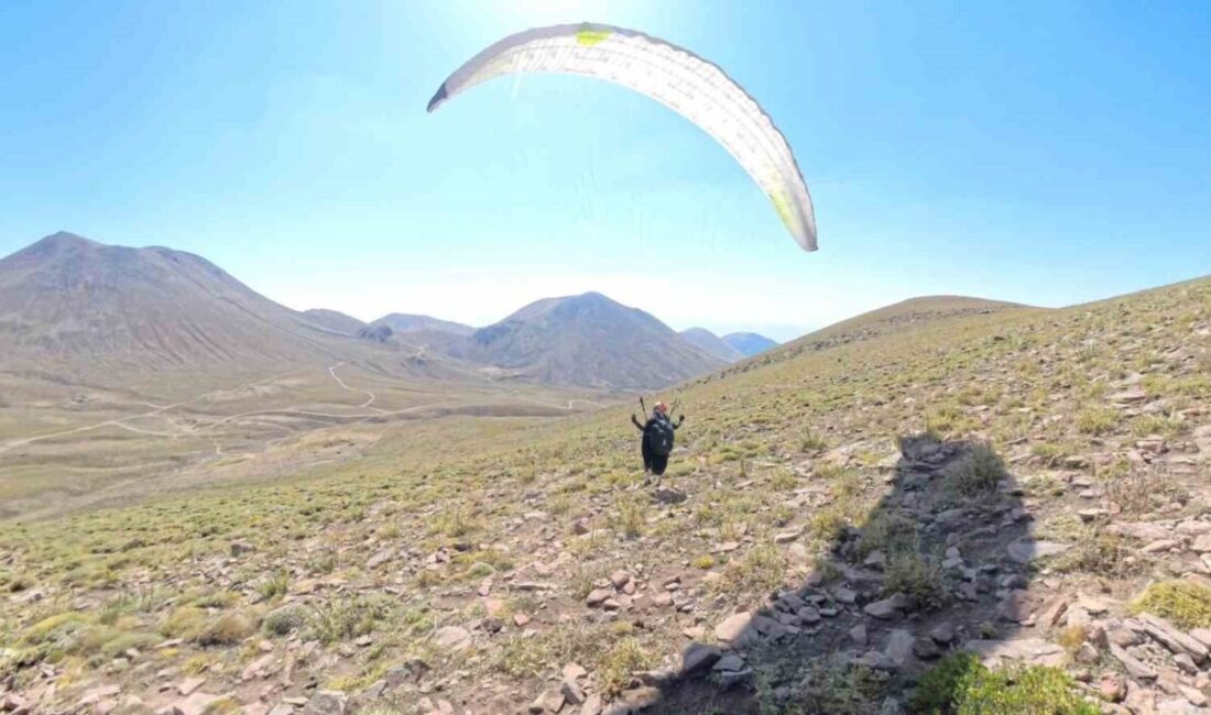 Kayseri’de 2 paraşütçü, eşekler ile taşıdıkları paraşütlerle 2 bin 500