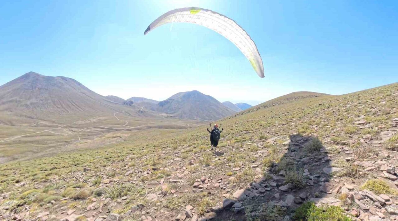 Kayseri’de 2 paraşütçü, eşekler ile taşıdıkları paraşütlerle 2 bin 500