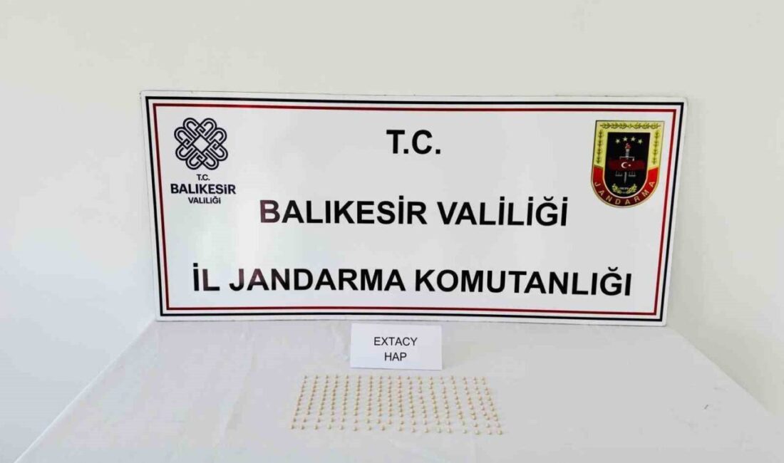 Balıkesir’in Erdek ilçesinde otogarda yakalanan şüphelinin üzerinden çok sayıda uyuşturucu