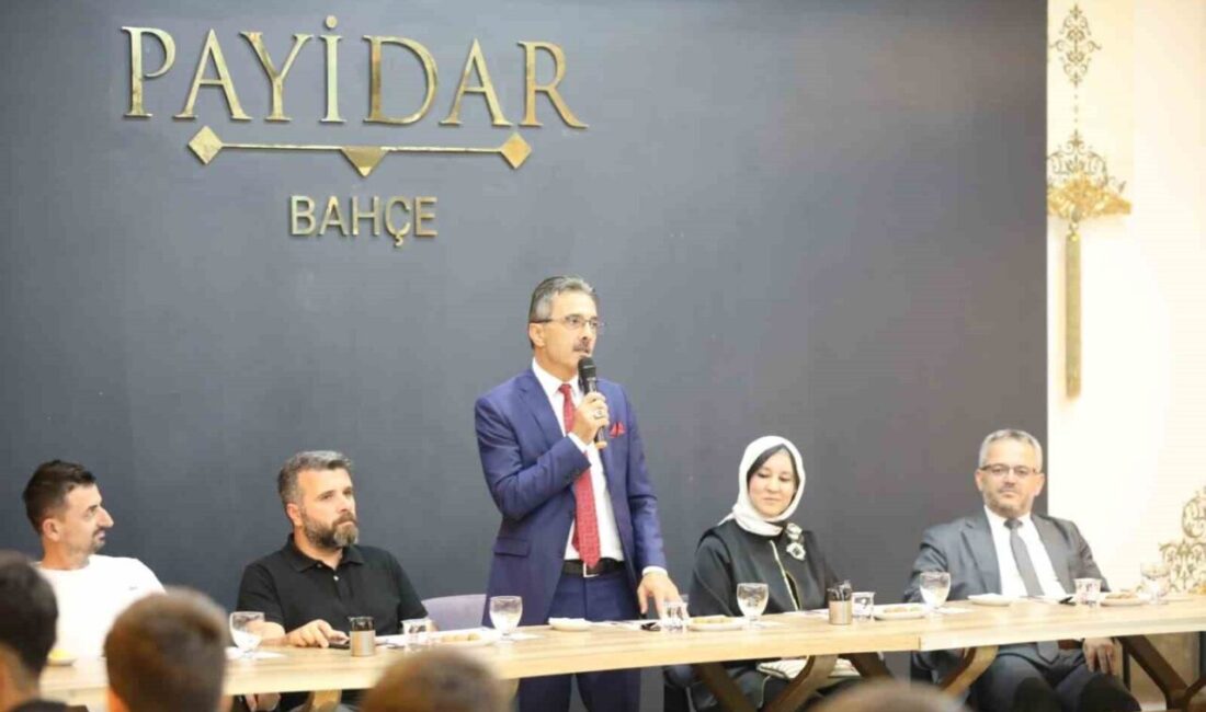 ‘Erenler Boks Gecesi’ programı öncesinde sporcularla bir araya gelen Erenler
