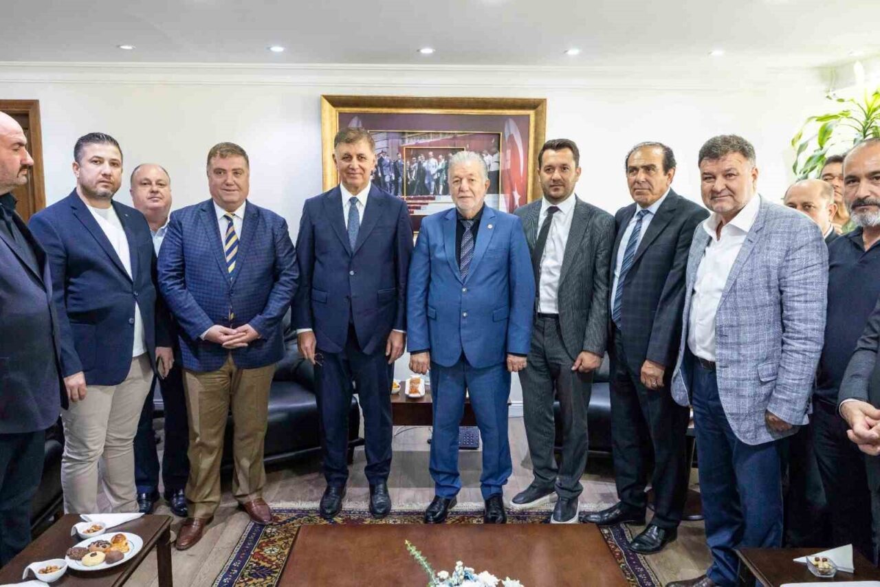 İzmir Büyükşehir Belediye Başkanı Cemil Tugay, İzmir Esnaf ve Sanatkarlar