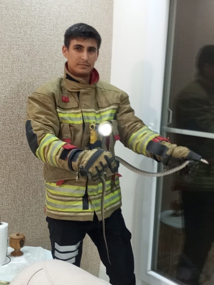 Hatay’da 2 farklı eve giren yılanlar itfaiye ekipleri tarafından yakalandı.