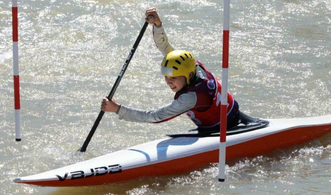 Erzincan’da dün başlayan Akarsu Kano Slalom Türkiye Kupası yarışları, bugün