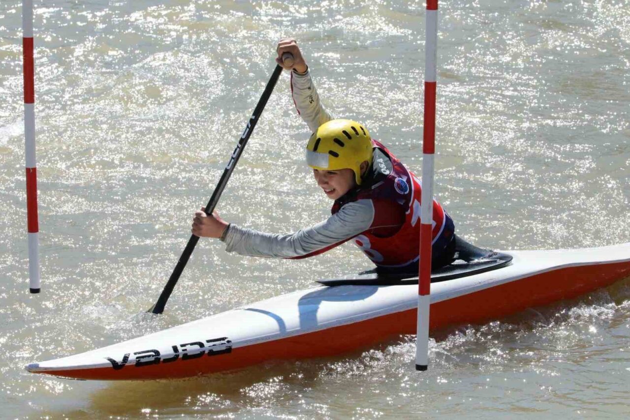 Erzincan’da dün başlayan Akarsu Kano Slalom Türkiye Kupası yarışları, bugün