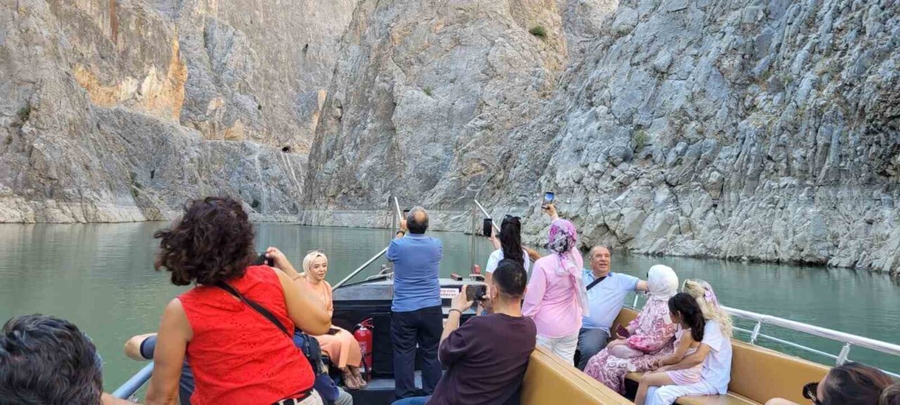 Erzincan’ın Kemaliye ilçesinde bulunan dünyanın ikinci büyük kanyonu Karanlık Kanyon’da