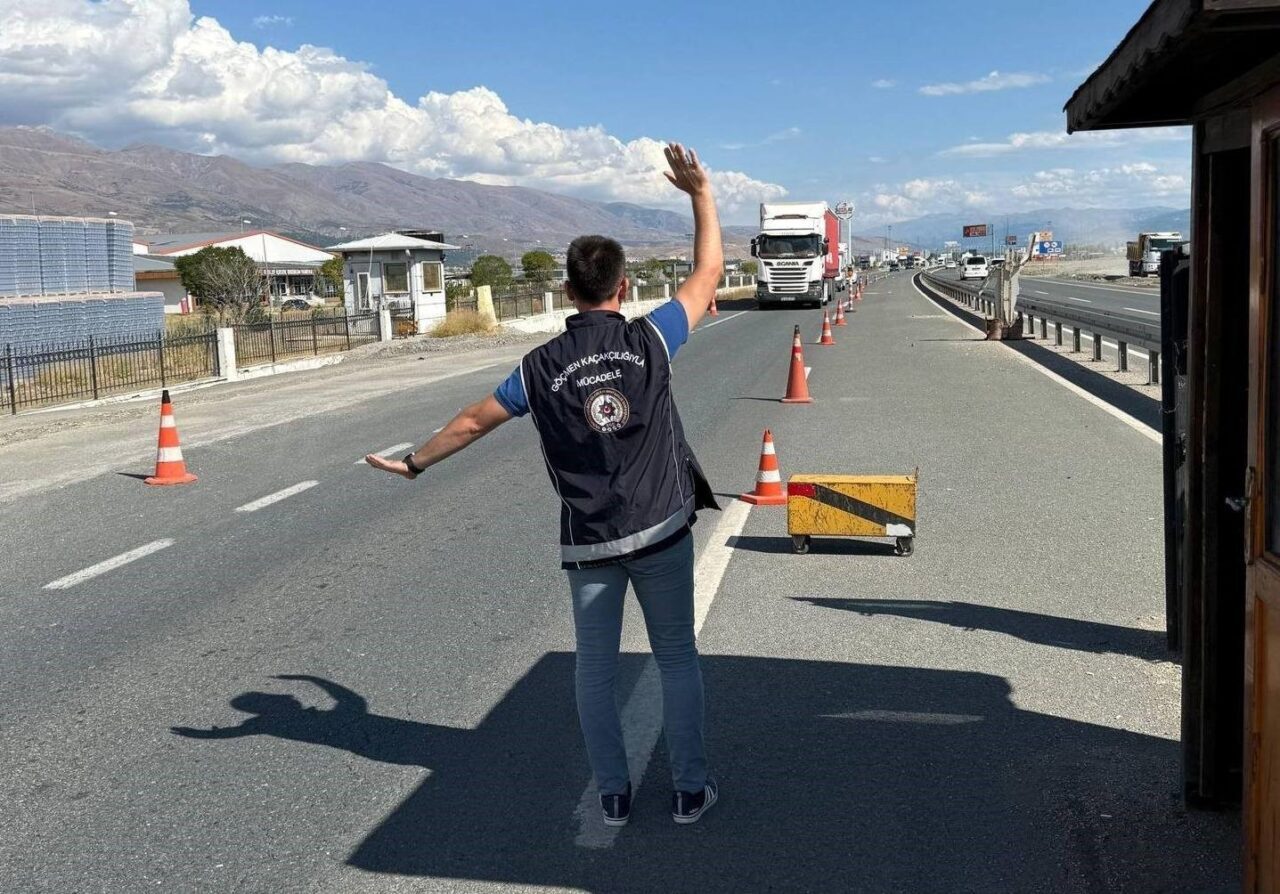 Erzincan’da 20 ekip, 63 polisin katılımıyla “Düzensiz Göç ile Mücadeleye