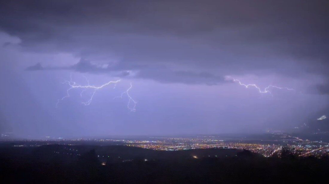 Erzincan’da etkili olan sağanak yağış sırasında gökyüzünü aydınlatan şimşek ve
