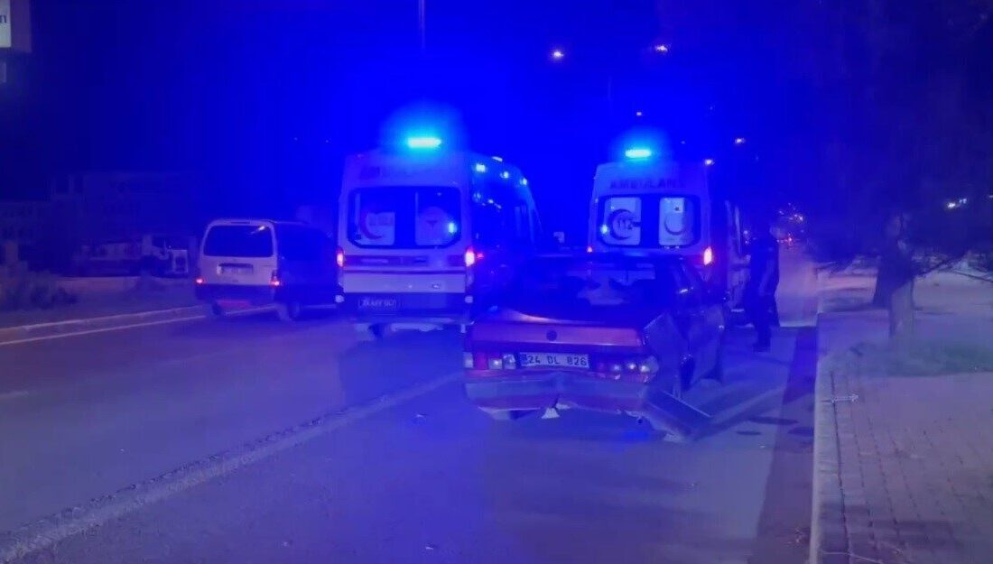 Erzincan’da iki otomobilin çarpışması sonucu meydana gelen trafik kazasında 3