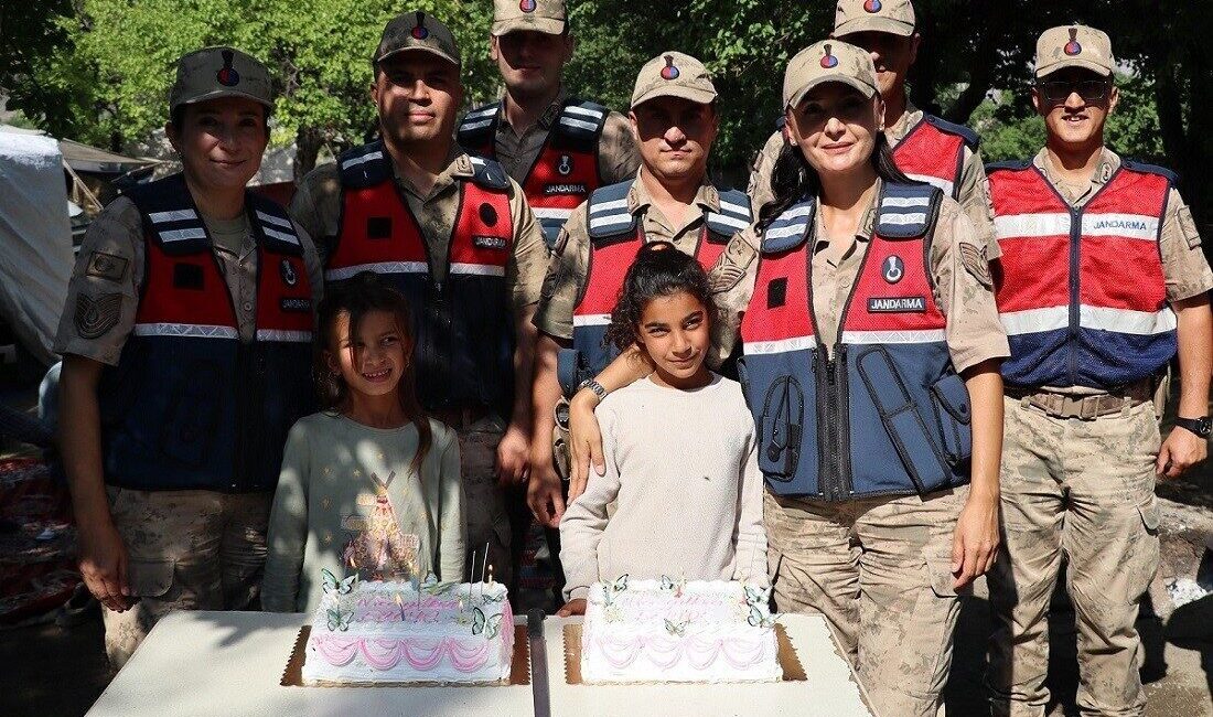 Erzincan’da jandarma ekipleri mevsimlik işçi olarak çalışan ailelerin küçük çocuklarından