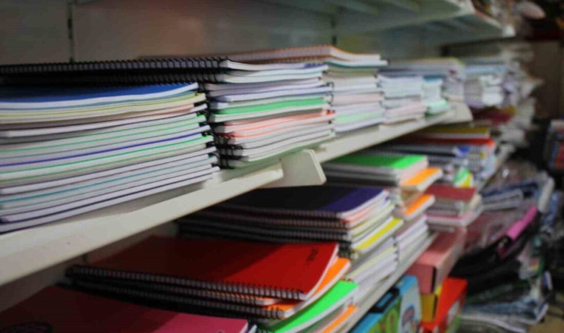 Erzincan’da kırtasiye ve okul kıyafeti satan dükkanlarda okul alışverişi başladı.