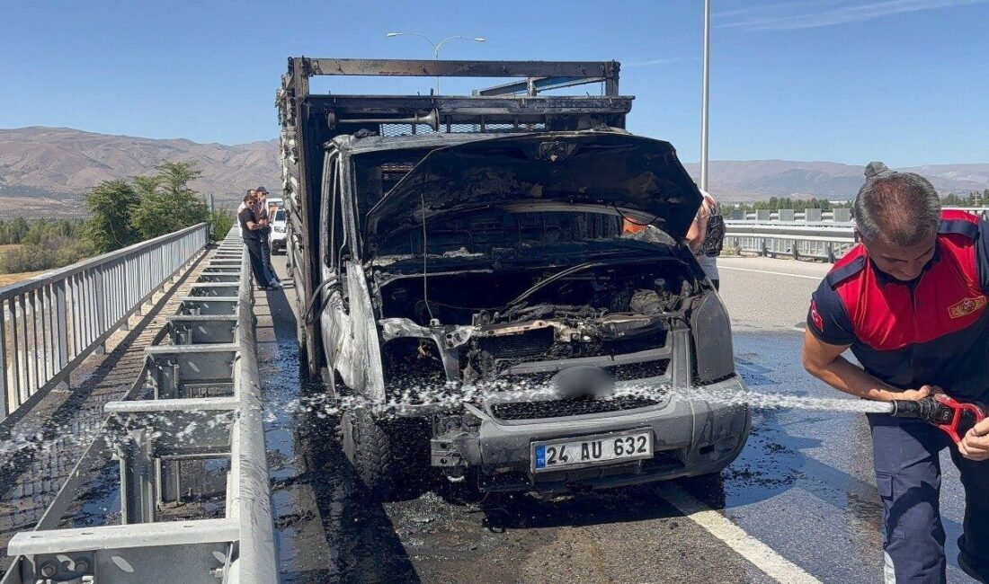 Erzincan’da seyir halindeki kamyonet alev alev yandı. Alınan bilgiye göre