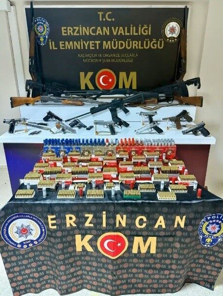 Erzincan polisinin düzenlediği silah operasyonunda 11 adet ruhsatsız tabanca, 8
