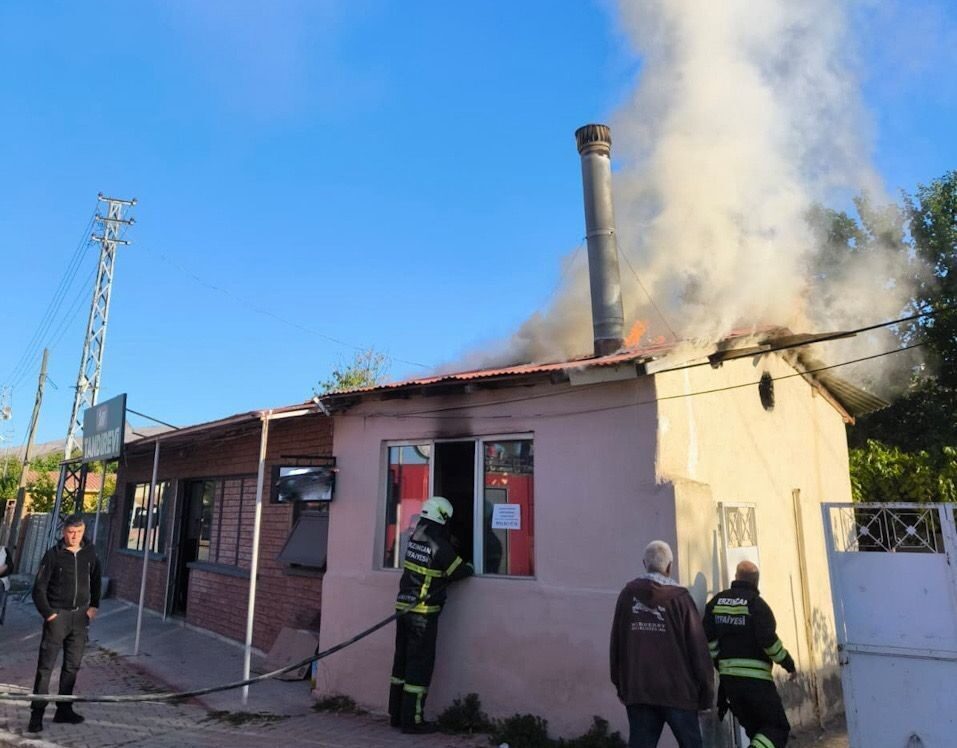 Erzincan’da tandır evinde çıkan yangın itfaiyenin müdahalesiyle söndürüldü. Yangın sabah