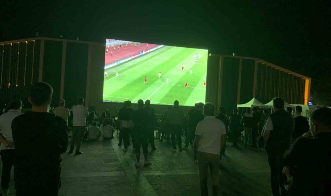 Erzincan’da vatandaşlar, Dörtyol Meydanda kurulan dev ekranda A Milli Takım’ın