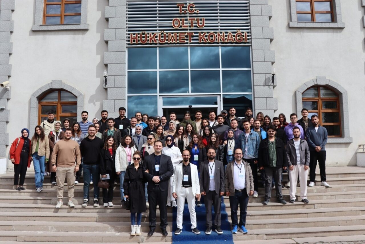 Erzurum’un Oltu ilçesinde, genç pratisyen hekimlere yönelik düzenlenen “Acile İlk