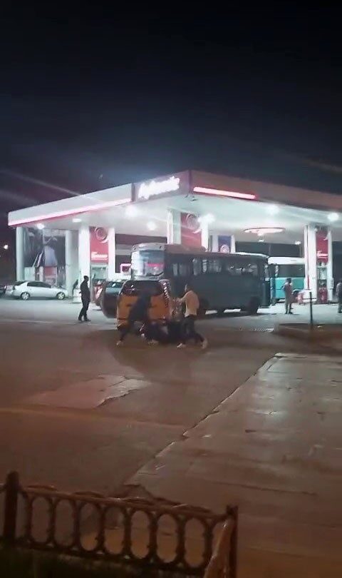 Erzurum’un Palandöken ilçesinde çıkan bıçaklı kavgada 3 kişi yaralandı. Edinilen