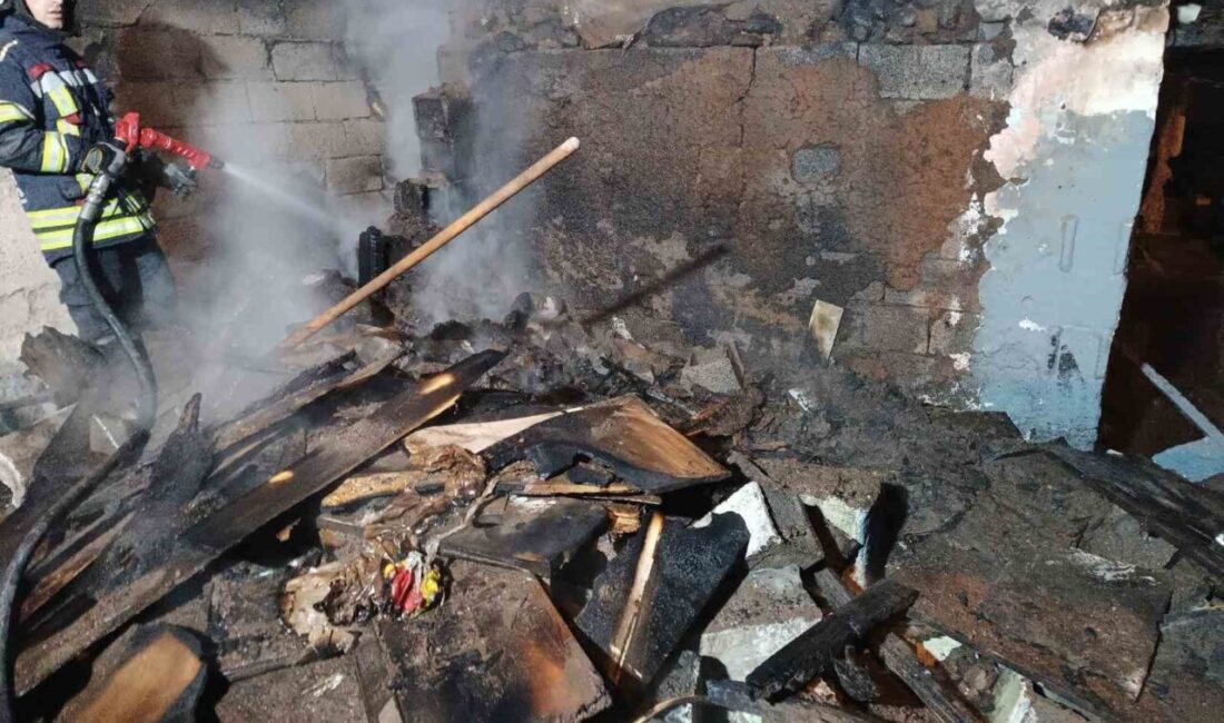 Erzurum’da terk edilmiş bir evde çıkan yangın, çevreye yayılmadan kontrol