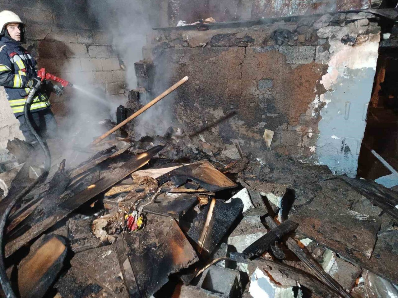 Erzurum’da terk edilmiş bir evde çıkan yangın, çevreye yayılmadan kontrol