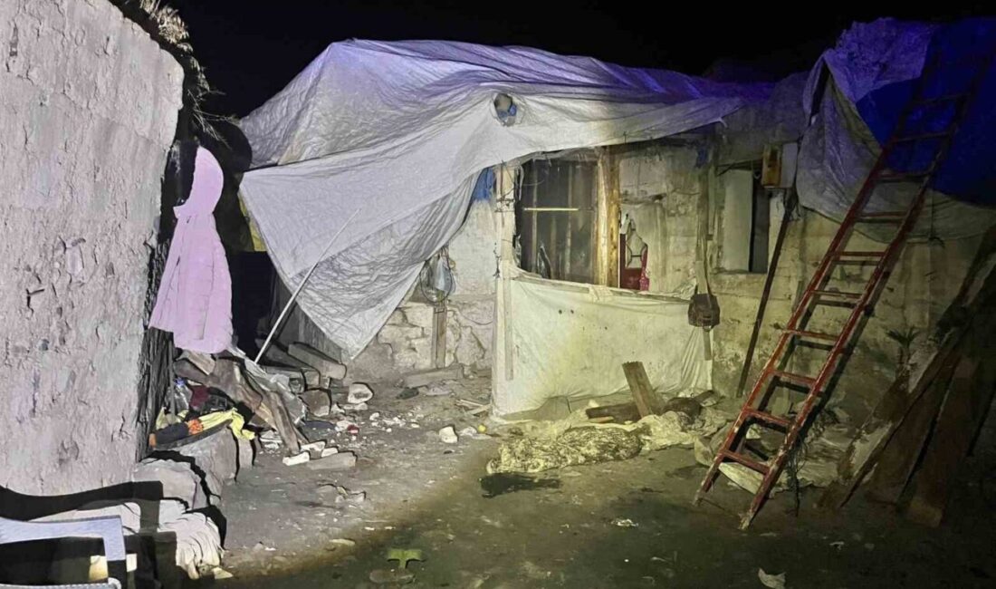 Erzurum’un Pasinler ilçesinde bir evin çatısının çökmesi sonucu enkaz altında