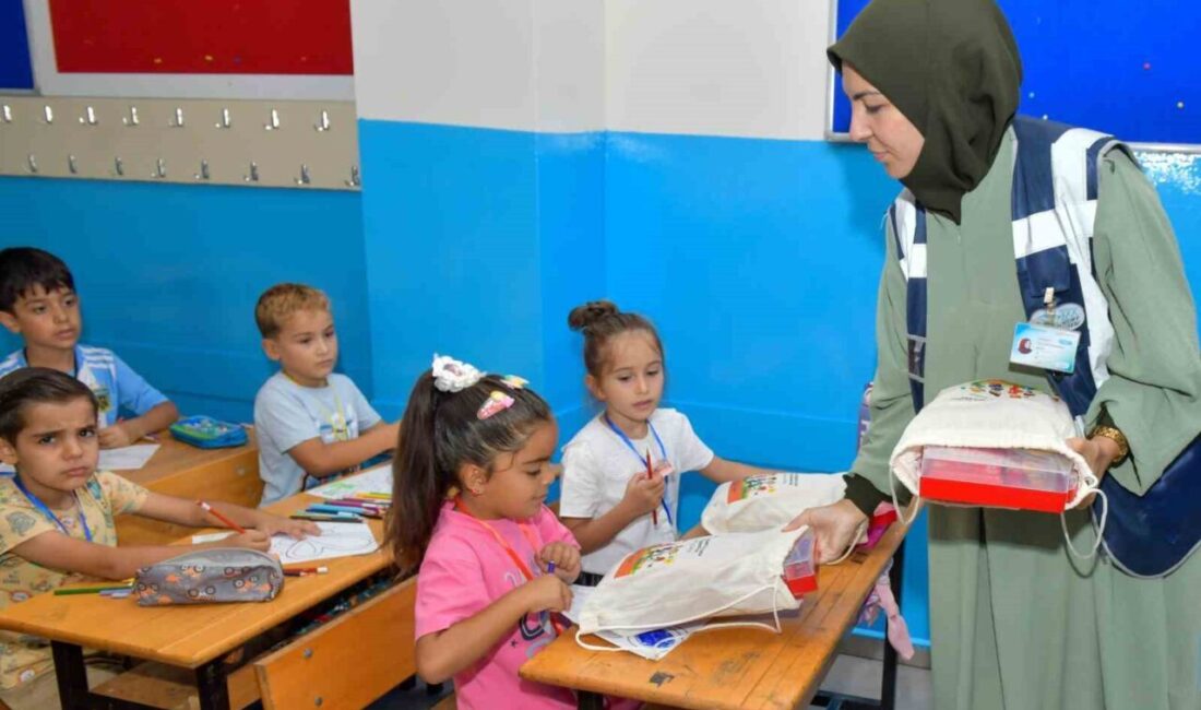 Esenyurt Belediyesi, toplam 26 bin öğrenciye kırtasiye setinin dağıtımı ilk