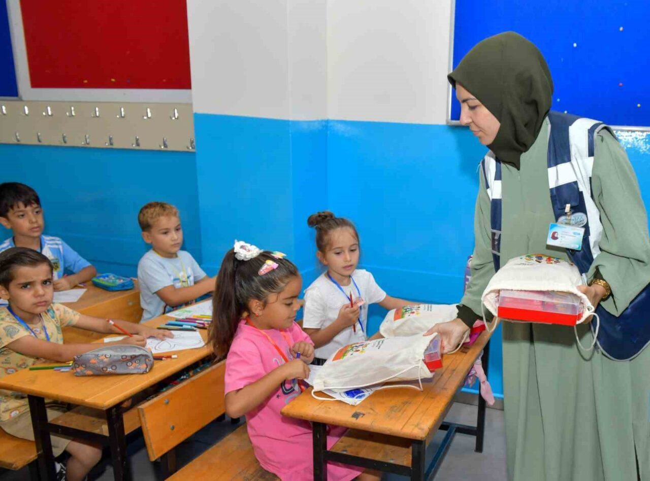 Esenyurt Belediyesi, toplam 26 bin öğrenciye kırtasiye setinin dağıtımı ilk