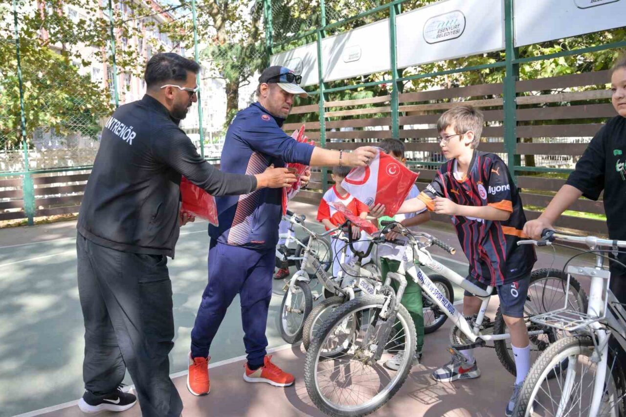 Esenyurt Belediyesi’nin Kış Spor Okulları kapsamında düzenlediği bisiklet kurslarında 7-14