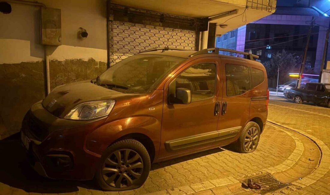 Esenyurt’ta motosikletle sokağa gelen 2 şüpheliden biri elindeki kesici aletle