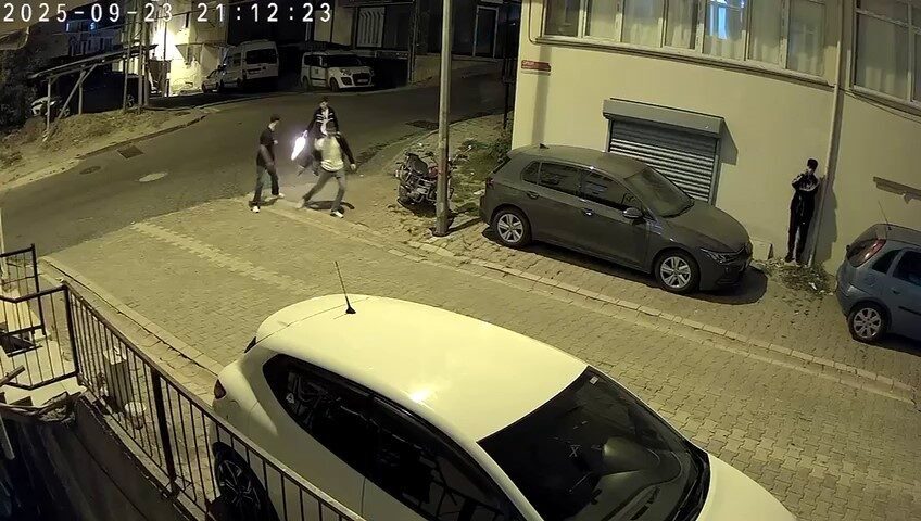 Esenyurt’ta küçük yaştaki 3 arkadaşın silahlı şakası yürekleri ağza getirdi.