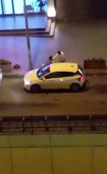 İstanbul’un Esenyurt ilçesinde bir adam, bir kadını sokak ortasında darbederek,