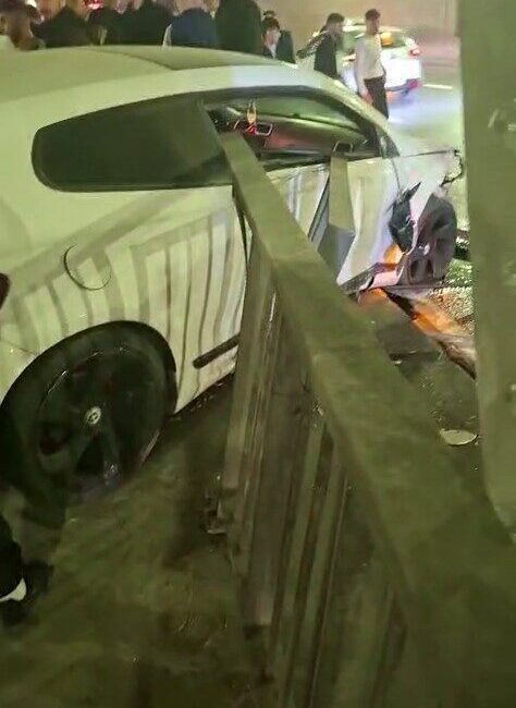 İstanbul Esenyurt’ta bir sürücü, direksiyon hakimiyetini kaybederek karşı şeride uçtu.