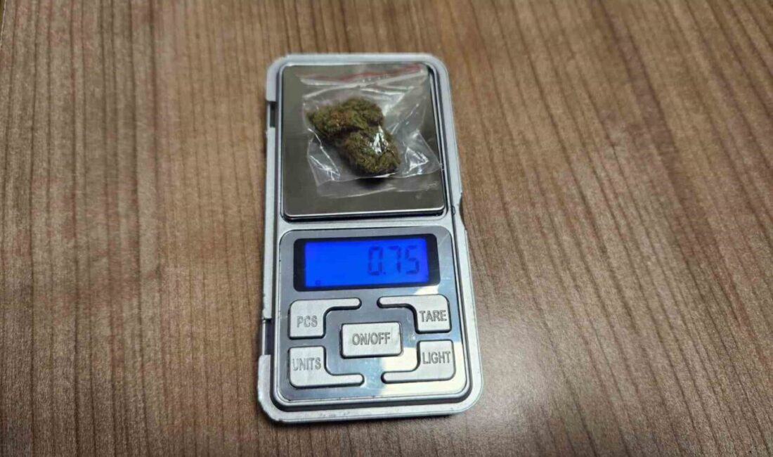 Esenyurt’ta polis ekipleri, otomobilde uyuşturucu ticareti yapan şüphelileri dronla tespit